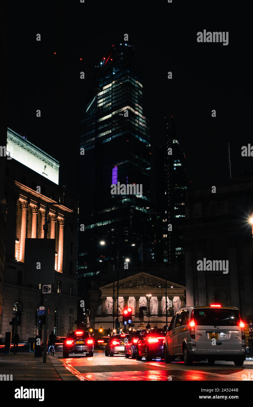 Londres trafic de nuit avec les bureaux d'affaires, de hauts bâtiments et gratte-ciel 2/2 Banque D'Images