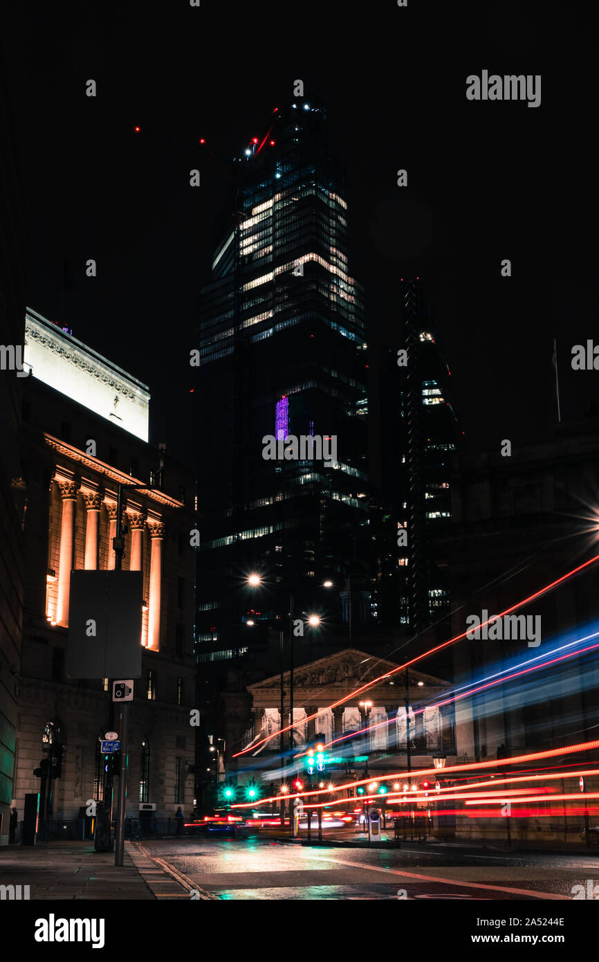 Londres trafic de nuit avec les bureaux d'affaires, de hauts bâtiments et gratte-ciel 1/2 Banque D'Images