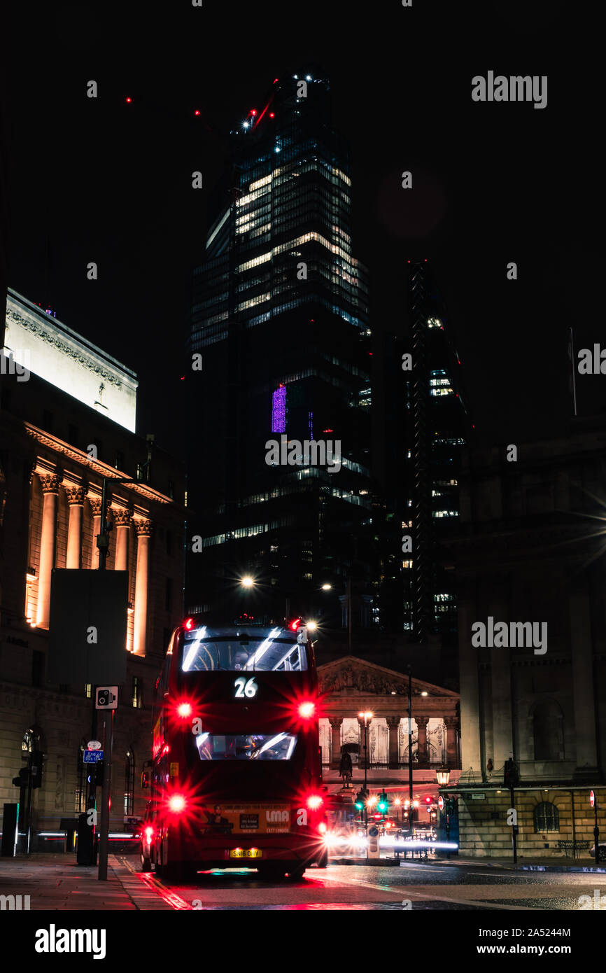 Street View de bâtiments d'affaires et de Londres par les transports en bus de nuit rouge 2/2 Banque D'Images