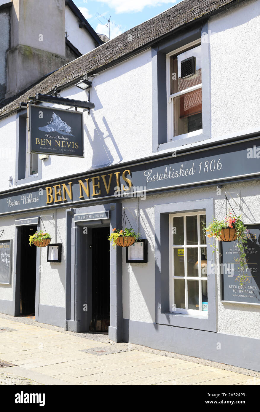 Ben Nevis pub écossais traditionnel, sur la rue principale dans la région de Fort William, l'entrée de Ben Nevis, dans les Highlands écossais, UK Banque D'Images