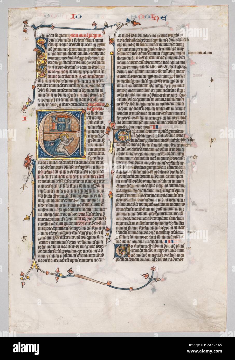 Une feuille d'une Bible : initiale E[t] factum est avec Jonas avalé par la Baleine, ch. 1290. Cette feuille et la bifolium (double-feuille) affiche à droite viennent tous les deux du même manuscrit : un grand lutrin bible. Le schéma décoratif se compose d'une seule initiale historiée et feuilles de lierre, hérissés de vrilles le long des marges, une convention de Paris à développer en ce moment. Ces "bloqueurs" et "descendantes" proviennent de deux des initiales et serpentent le long des marges comme séparateurs et les dispositifs d'encadrement pour le texte. Ce motif de feuilles de lierre en éclairage livre dominé Pa Banque D'Images