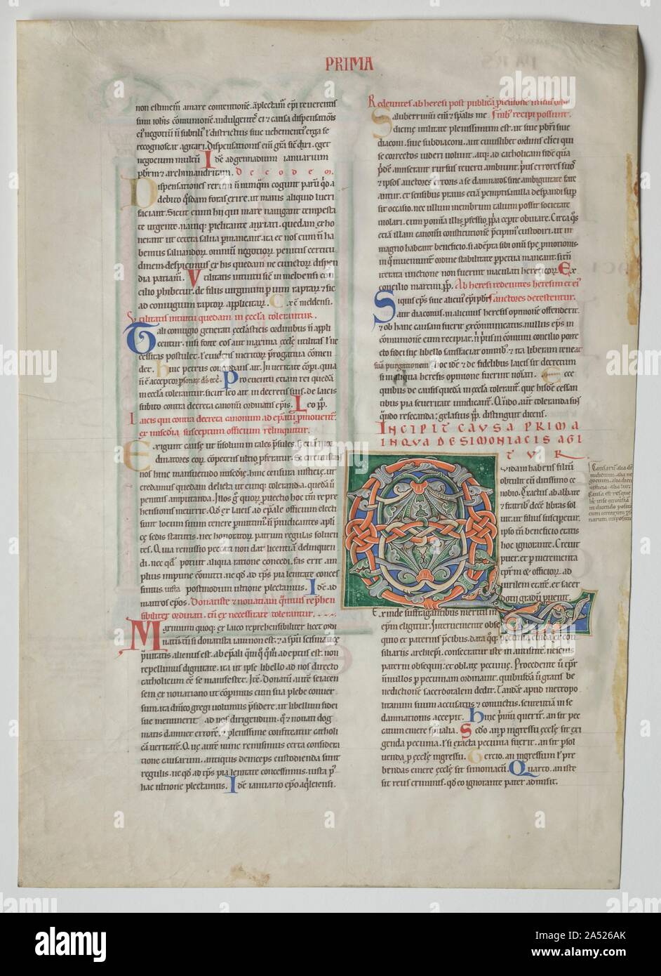 Une feuille d'un Decretum par Gratien : Initiale décorée Q[uidam obtulit habens filium], ch. 1160-1165. Cette page a été excisée à partir d'une copie du manuel de la loi de l'église connue sous le nom de Decretum écrit par Gratien, un moine camaldule italien à Bologne active d'environ 1130 à 1140. L'objectif de la feuille est décoré d'une grande lettre Q avec spirale de pétales de lotus en présentant le premier causa , ou cas de droit. Le texte commence, "un homme ayant un fils lui a offert à un cloître très riche." Cette affaire concerne la définition de simony (faire du profit à partir de choses sacrées). Le style de l'ill Banque D'Images