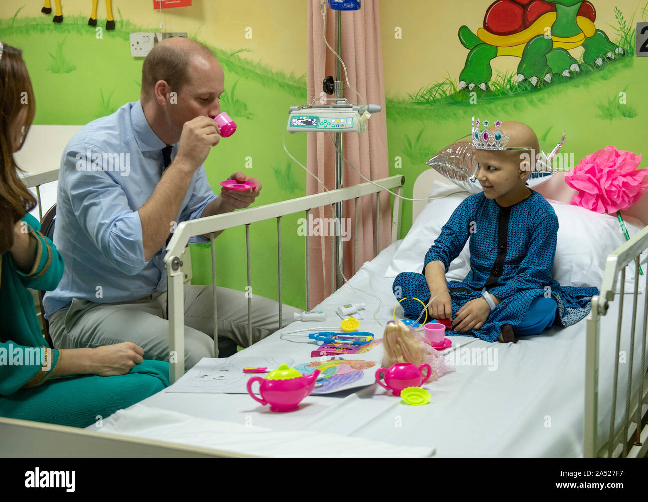 Le duc et la duchesse de Cambridge avec sept ans cancer patient Wafia demeurent, au cours d'une visite à Shaukat Khanum Memorial Cancer Hospital et Centre de recherche à Lahore, Pakistan, le quatrième jour de la visite royale au Pakistan. PA Photo. Photo date : Jeudi 17 octobre, 2019. L'institution a été créée en 1994 par le Premier Ministre, Imran Khan, après que sa mère est morte d'un cancer et il est maintenant géré en tant qu'organisme de bienfaisance. Voir PA story Tournée royale. Crédit photo doit se lire : Arthur Edwards/le soleil/PA Wire Banque D'Images