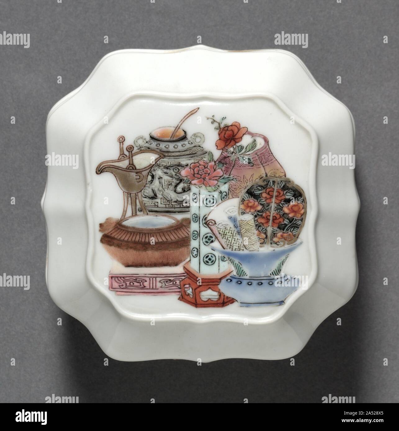 Boîte couverte carrés avec centaines d'antiquités, 1723-1735. La décoration peinte dans cette boîte couvercle assure une image intéressante sur les antiquités et objets recueillis dans le Chinese scholar&# x2019;s 24&# x2014;qui sont tous des emblèmes du goût, l'état, et l'abondance. L'art du connaisseur, le catalogage, l'art, étude historique et élégant réunions sociales développé parallèlement à la collecte de l'art dans le cadre de la culture des lettrés chinois. Banque D'Images