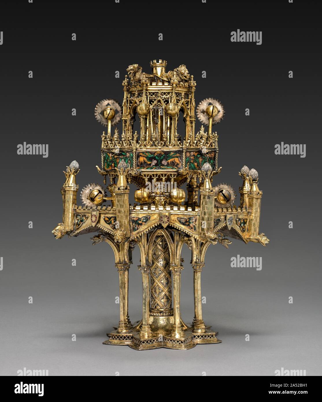 Fontaine de Table, ch. 1320-40. Conceptuellement et stylistique, cet objet est au-delà de tout un morceau de l'architecture gothique en miniature, avec des voûtes, des pinacles, colonnes, arches et traceried. Si l'artiste qui l'a créé est inconnu, il est sans doute inspiré par les grands bâtiments gothiques de son temps. La fontaine de table à trois niveaux est une assemblée générale combinant éléments en fonte avec des feuilles de dorure et d'argent. À ces ont été jointes une série de plaques d'émail représentant des figures grotesques, dont certains jouent des instruments de musique. Les roues de l'eau et les cloches ont été ajoutés à la motion capture et de soun Banque D'Images