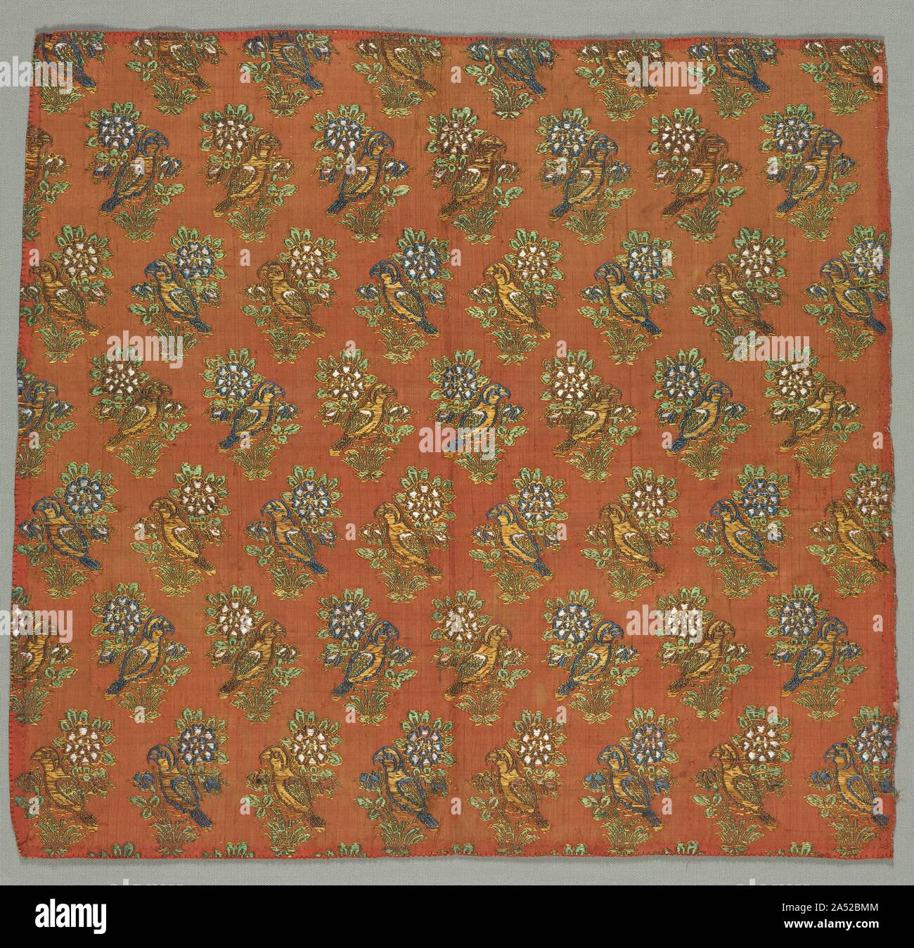 Fragment de taffetas avec Gul-u-Bulbul (Rose et Nightingale), années 1700. Un textile de luxe comme celui-ci aurait été utilisée pour des robes de cour ou des manteaux en Iran safavide. L'oiseau-et-motif de fleurs est connu comme gul-u-bulbul en persan, ce qui signifie "rose et rossignol." Le motif fait référence à l'image poétique d'un rossignol chanter plaintivement à un indifférent rose comme une métaphore de l'amour humain sans contrepartie, ainsi que l'âme&# x2019;s désir d'union mystique avec le divin. Banque D'Images