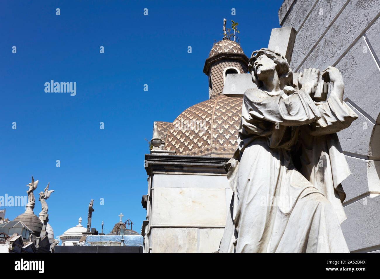 Sculpture d'un Christ portant une grande croix à l'intérieur du cimetière monumental de Recoleta, Buenos Aires, Argentine. Banque D'Images