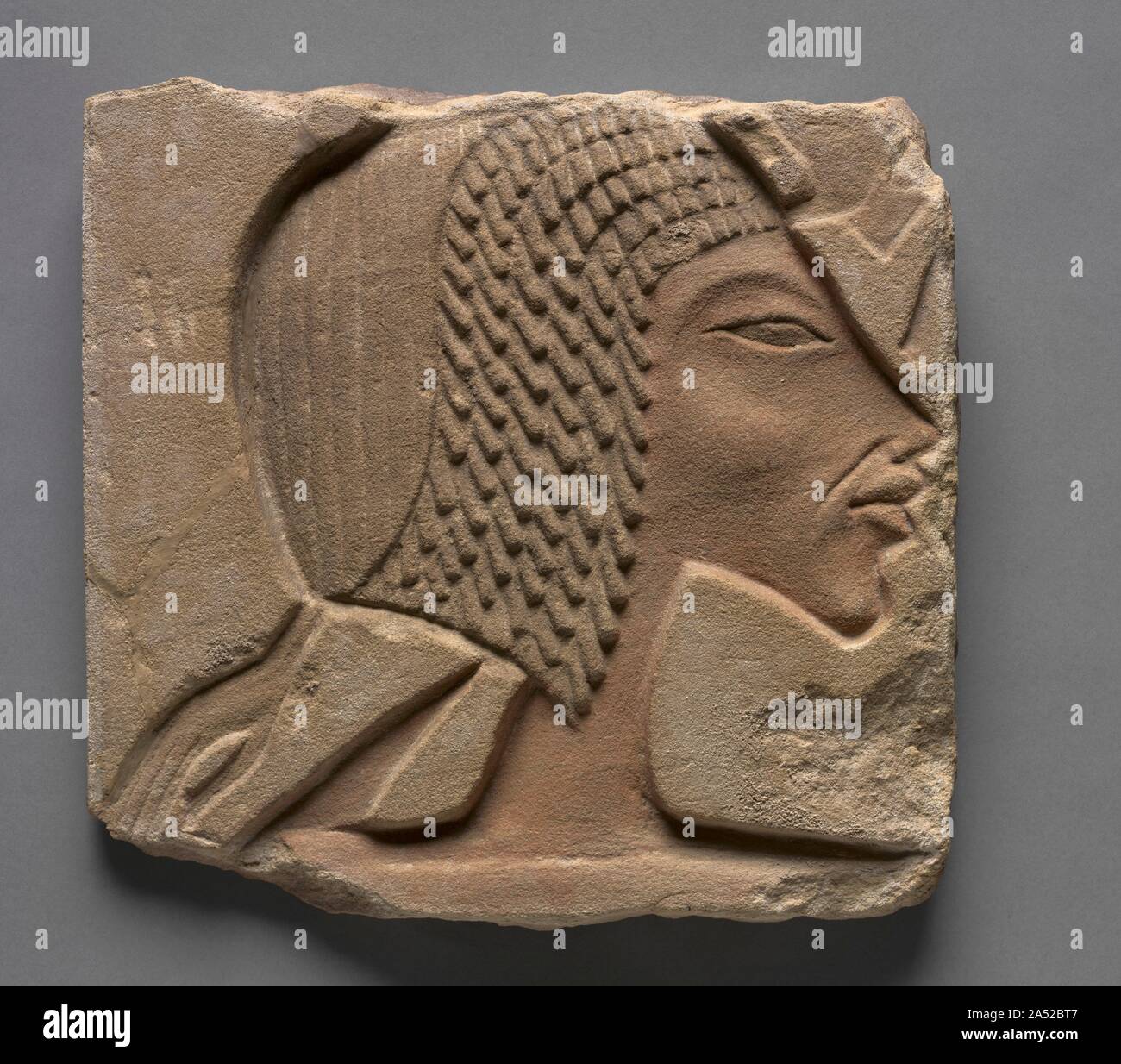 Talatat : Portrait de Nefertiti, ch. 1353-1347 BC. Le fils d'Amenhotep III, Akenhaten, provoqué l'éphémère "religions monothéistes" révolution dans la religion égyptienne à la fin de dynastie 18. Le jeune Roi a construit un temple complexe à Aton, le disque solaire, à Karnak&# x2014;d'où viennent ces reliefs&# x2014;avant qu'il a déplacé sa capitale à El Amarna. Pour des raisons encore inconnues, la figure de la reine Néfertiti apparaît dans ces reliefs bien plus que celle du roi. Ironiquement, l'Aton temples ont été démontés pour être utilisés comme fondations et remplir des ajouts à la Tem Grand Banque D'Images