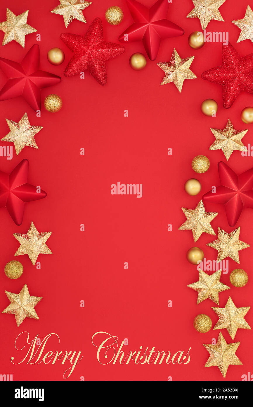 Joyeux Noël arrière-plan frontière avec l'étoile rouge et or décorations babiole avec copie espace ahd titre. Symboles traditionnels pour les fêtes. Banque D'Images