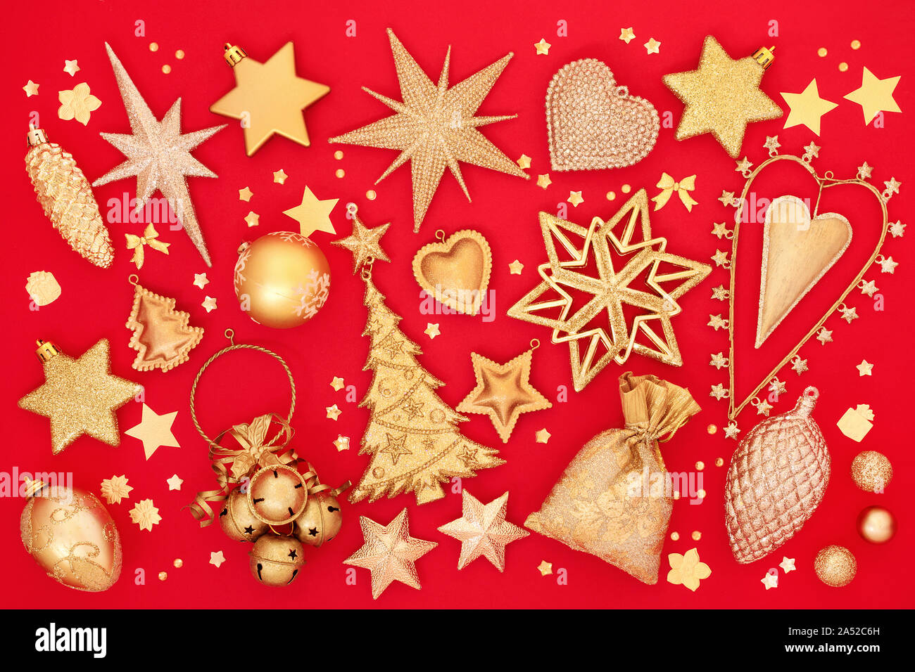 Décorations de Noël d'or sur fond rouge. Carte de vœux traditionnels pour les fêtes. Banque D'Images
