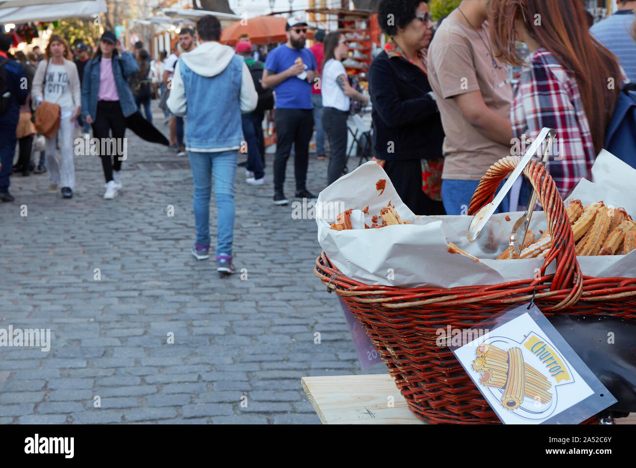 Churros en vente sur un stand du marché de rue Recoleta, Buenos Aires, Argentine. Banque D'Images