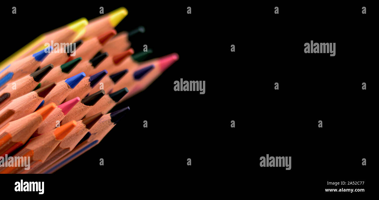 Bien aiguisé des crayons à gauche de l'image avec un fond noir Banque D'Images