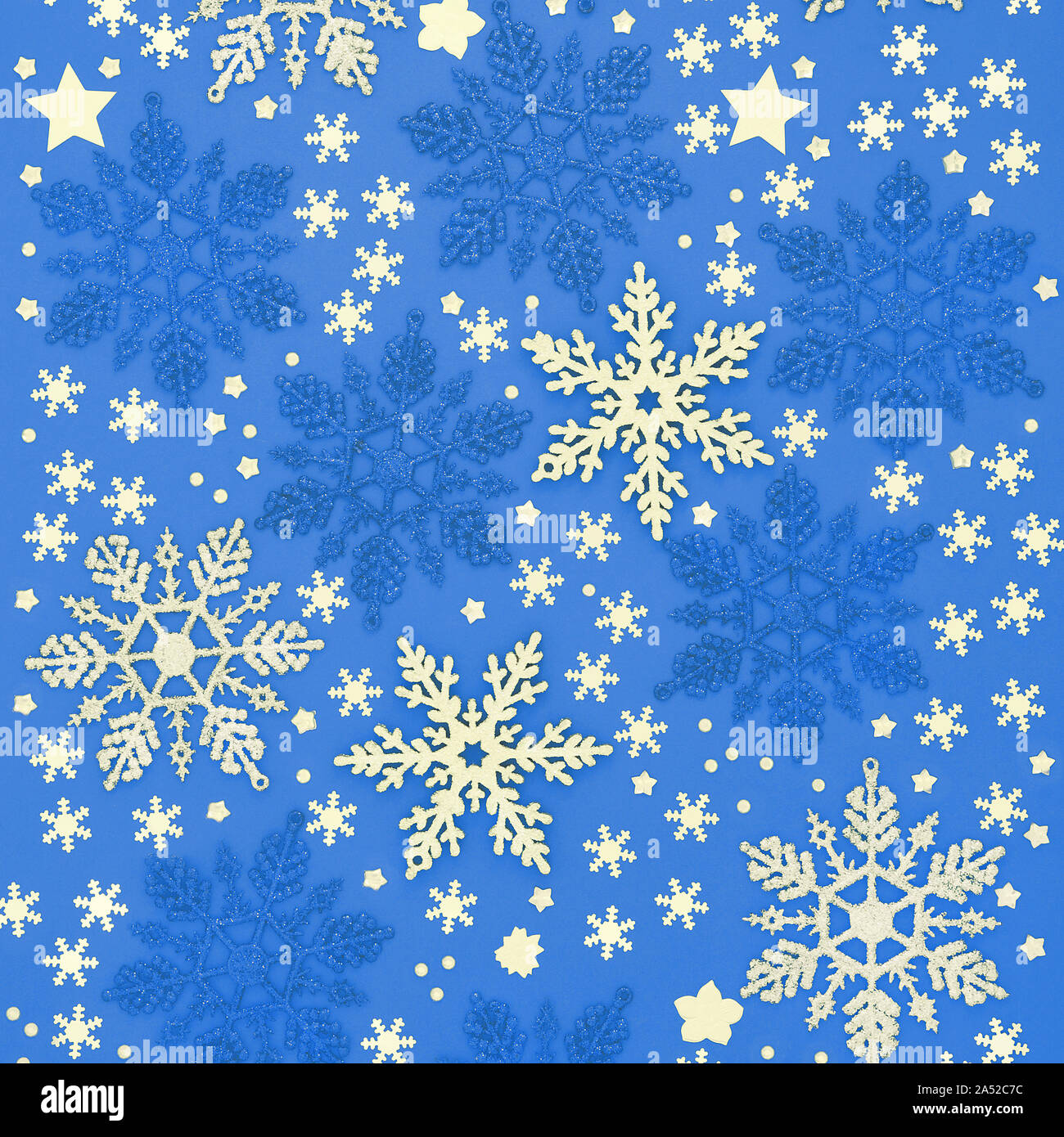 Flocon de neige de Noël et décorations étoiles sur fond bleu. Carte de voeux traditionnels de conception ou du papier d'emballage pour les fêtes. Banque D'Images
