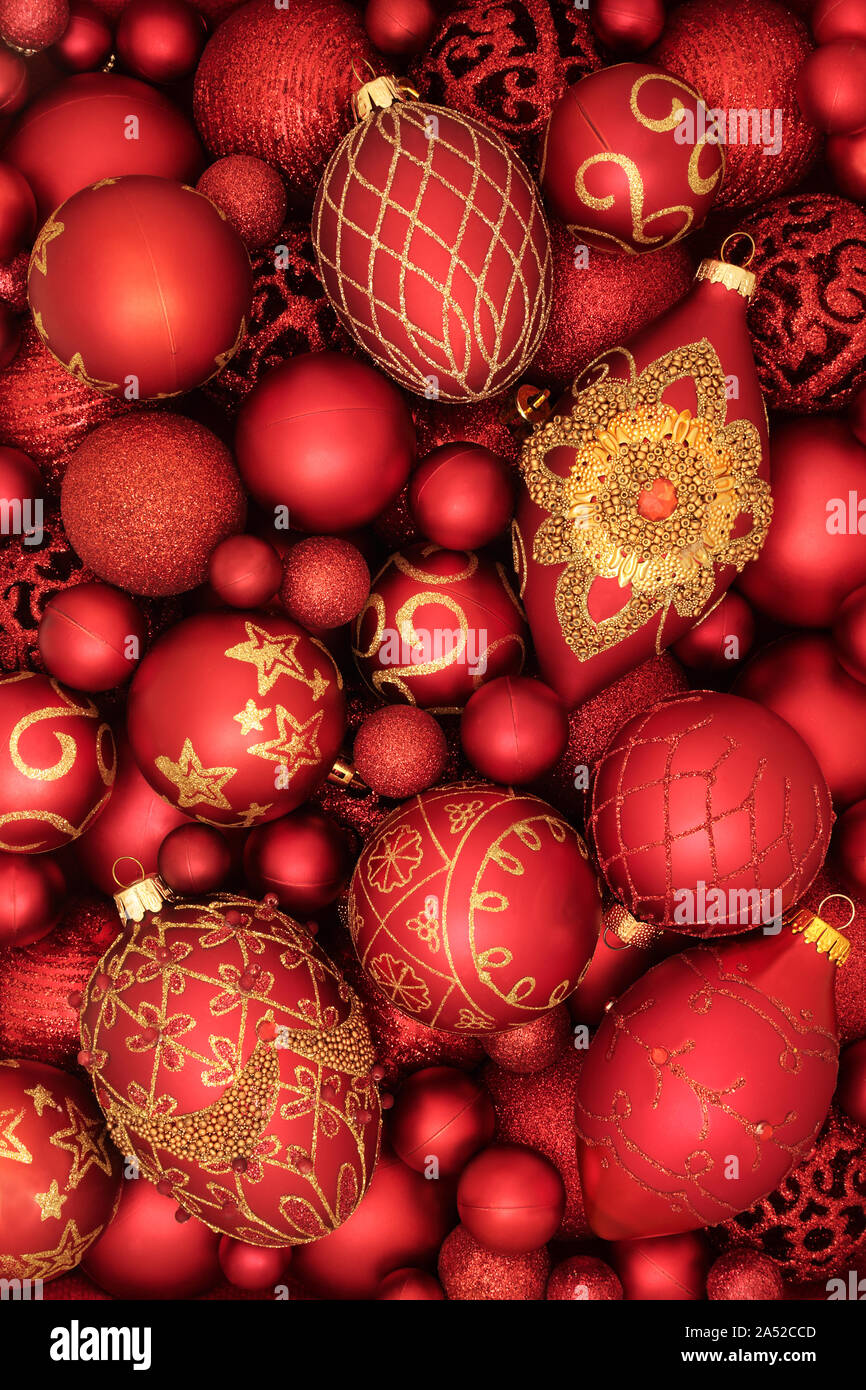 Babiole rouge luxe de décorations de noël formant un motif de fond. Point de vue traditionnel pour les fêtes. Banque D'Images