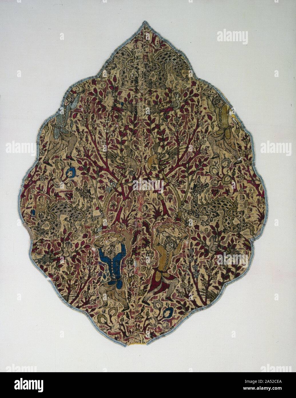 Tente avant d'un dragon slayer, 1550-1599. Ce médaillon velours décoré l'intérieur d'une tente impériale, peut-être donné par Shah Tahmasp à un sultan turc ottoman. Capturé après le siège ottoman de Vienne en 1683, le médaillon a été avancé comme butin de guerre par le commandant en chef Prince Sanguszko de Pologne par dont le nom cela et d'autres panneaux sont connus. Ici, un dragon slayer habillé en 16ème siècle tenue de la cour s'apprête à lancer un rocher à ses crocs d'un dragon dans un paysage avec des arbres fruitiers en fleurs et oiseaux perchés. A l'origine, la terre était couverte d'ivoire doré coûteux-met Banque D'Images