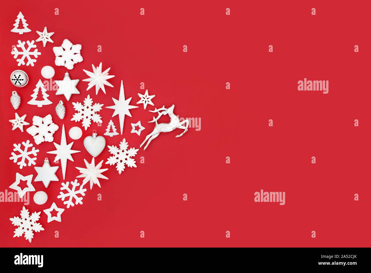 Résumé fond de Noël blanc et argent avec des décorations de l'arbre et les symboles sur le rouge avec l'exemplaire de l'espace. Thème traditionnel pour les fêtes. Banque D'Images