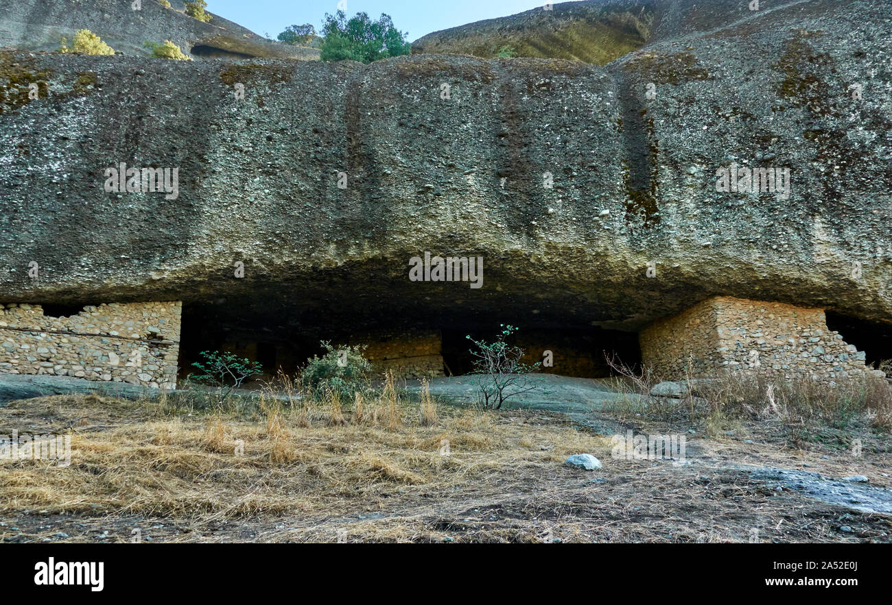 Grottes d'ermites près de météores dans le village de Kastraki, Grèce Banque D'Images