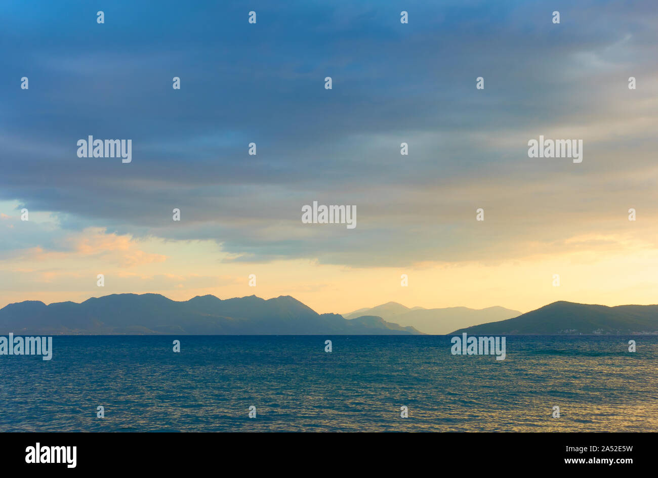 Vue pittoresque avec la mer, les nuages et les îles à l'horizon au crépuscule -- Coucher de soleil - paysage marin Banque D'Images