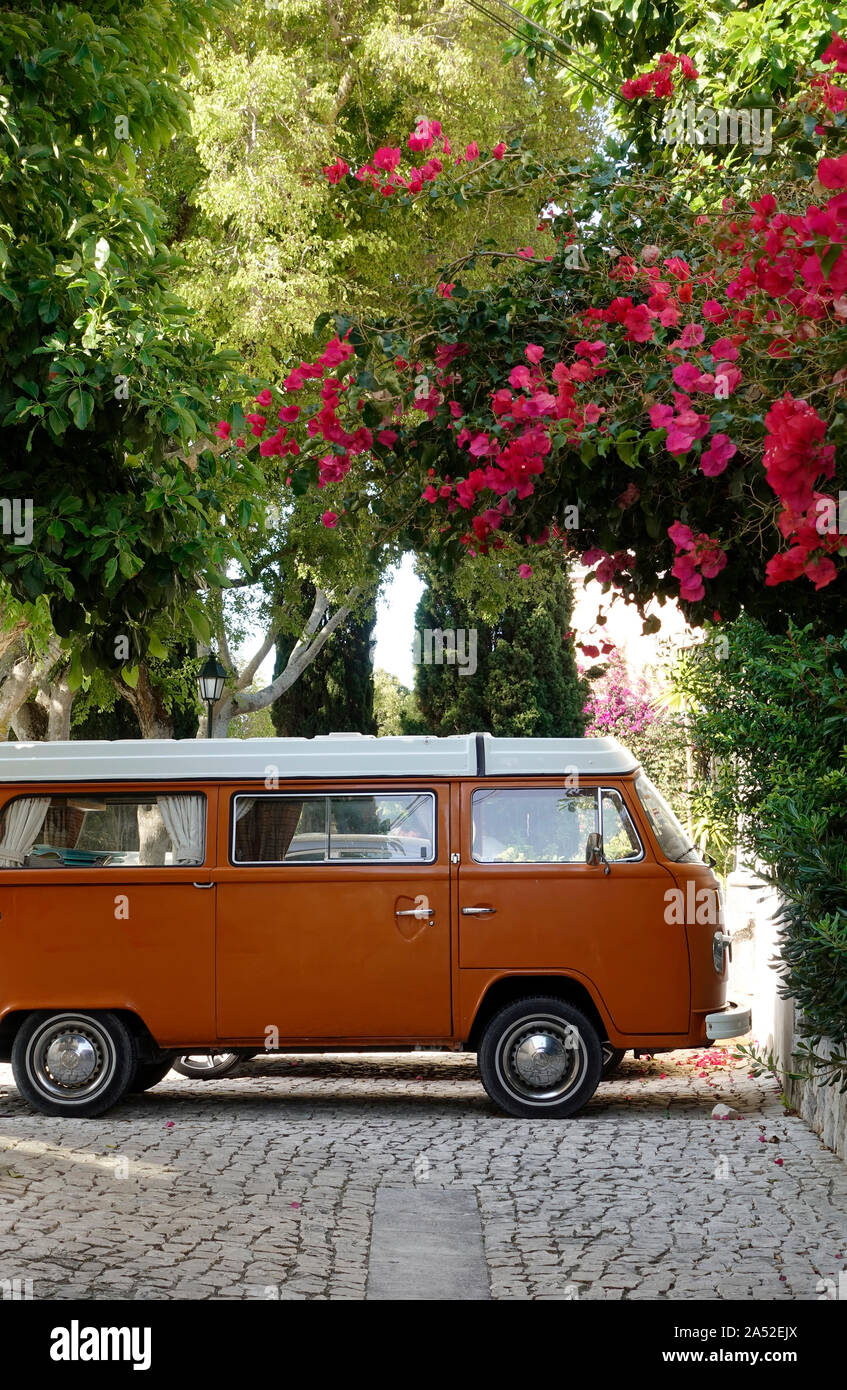 Classic VW Campervan type 2 troisième génération Van garé dans Une rue pittoresque avec des fleurs en fleurs à Cascais Portugal, Camper Van Stock photo Banque D'Images
