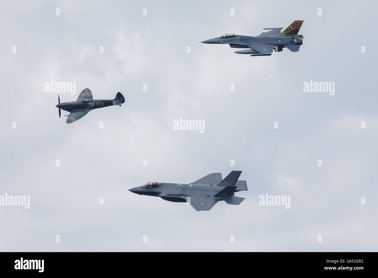 Volkel (Pays-Bas 13 juin 2019 - Royal Netherlands Air Force F-35, F-16 et Spitfire en formation à l'Luchtmachtdagen Airshow Banque D'Images