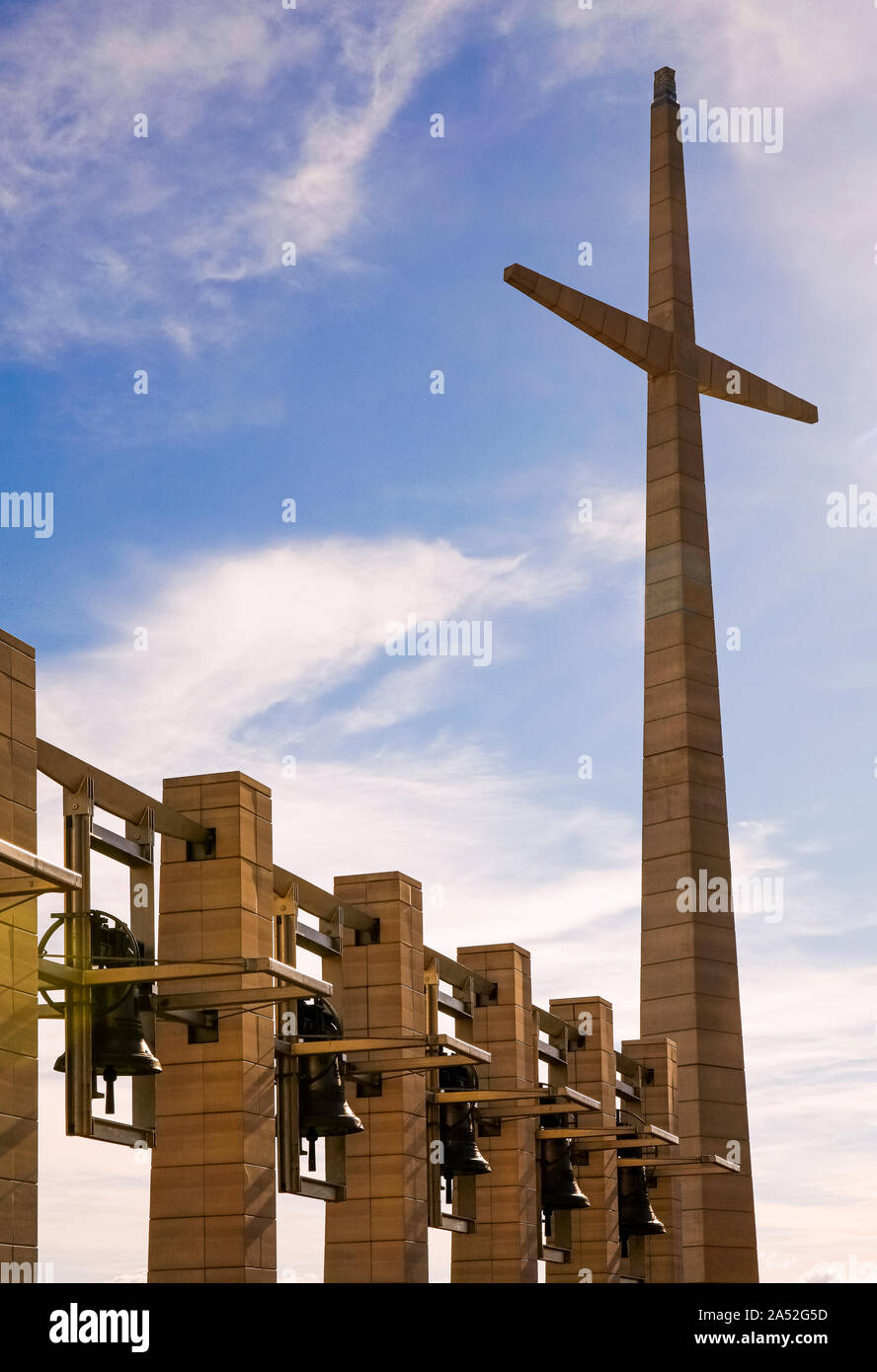 Italie Pouilles San Giovanni Rotondo : le sanctuaire de San Pio da Pietralcina horizontale : le clocher et la croix monumentale en pierre Banque D'Images
