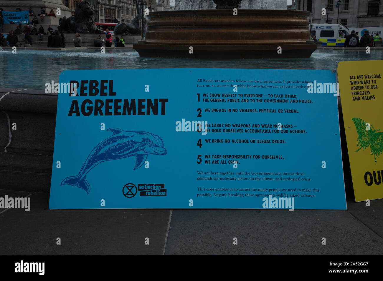 Londres, Royaume-Uni. 16 octobre 2019. Grand tableau avec les rebelles de l'accord au cours d'une démonstration d'Extinction manifestants rébellion vu sur Trafalgar Square, au mépris de l'article 14 de la Loi sur l'ordre public de 1986, émis par la police, de cesser toute manifestation à Londres par le groupe d'action climatique. Crédit : Joe Keurig / Alamy News Banque D'Images