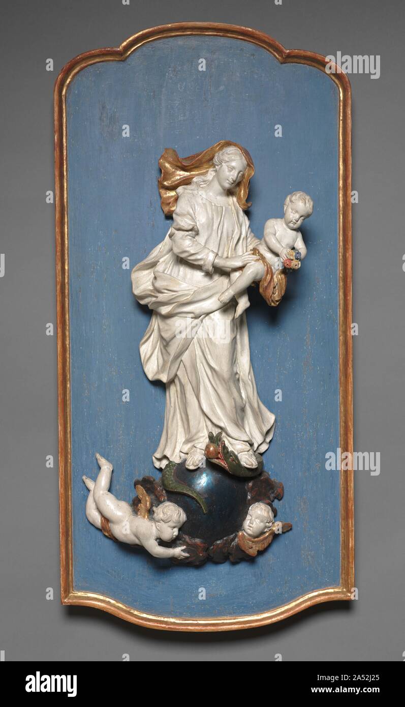 L'Immaculée Conception, ch. 1765. Ce travail a été associé à Johann Pieter Wagner, l'un des plus grands sculpteurs de l'Autriche de la deuxième moitié du 18e siècle. En raison de sa petite taille, il est plus probable que ce soit un modèle pour un plus grand retable ou un objet conçu pour la dévotion privée. L'or sert de décoration céleste autour de la frontière et sur les chiffres. La Vierge Marie est sur les nuages flottant retenu par les anges, une variante de la Vierge de la Victoire, qui dispose de Marie ou Jésus tenant une lance. Marie tient l'enfant Jésus, tout en piétinant un serpent-symbolisant le triomphe Banque D'Images