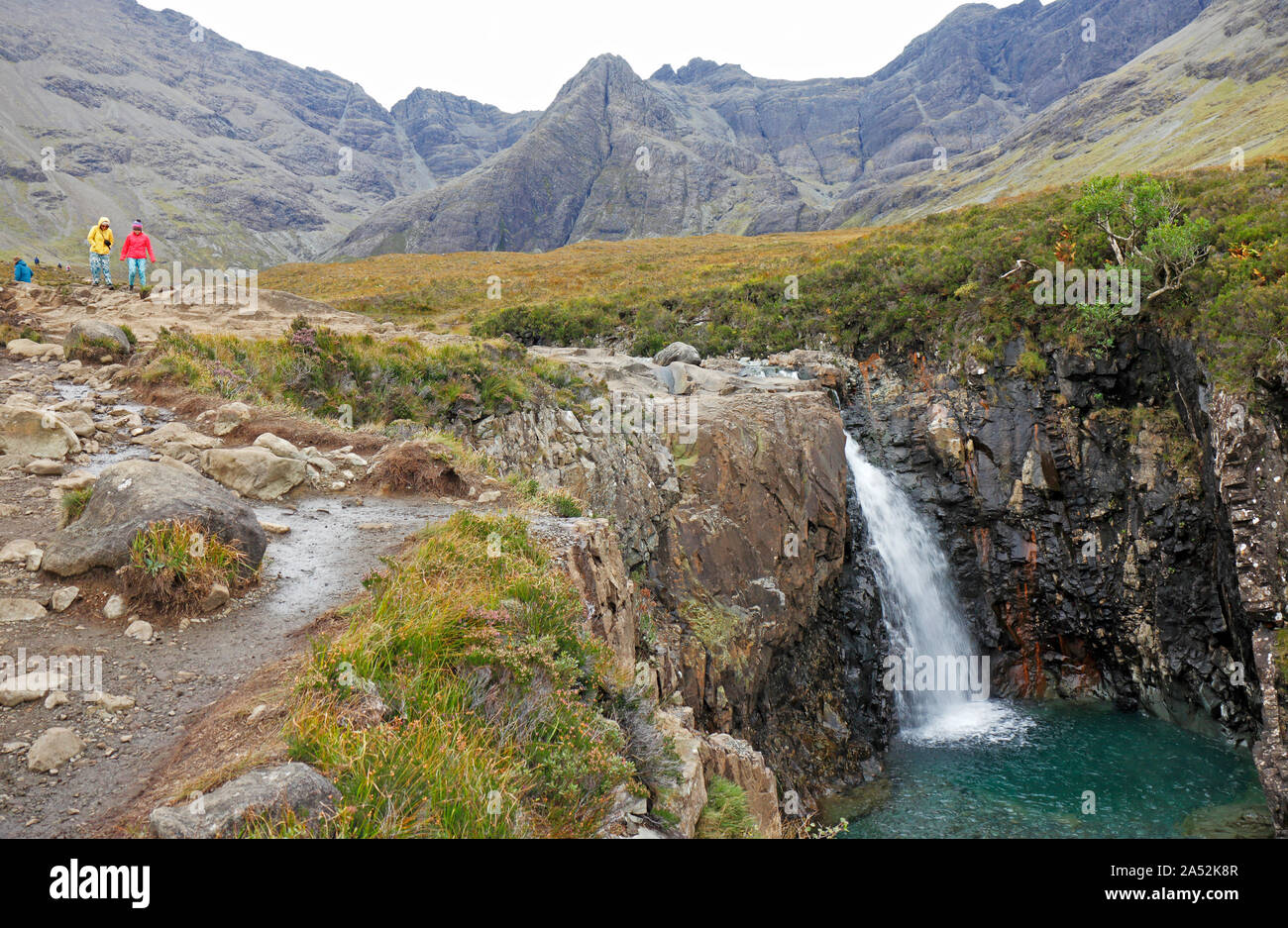 Un sentier par le Coco UN Mhadaidh Allt avec cascade et Sgurr Une Fheadain dans l'arrière-plan à la fée des piscines, île de Skye, en Ecosse. Le Royaume-Uni, l'Europe. Banque D'Images