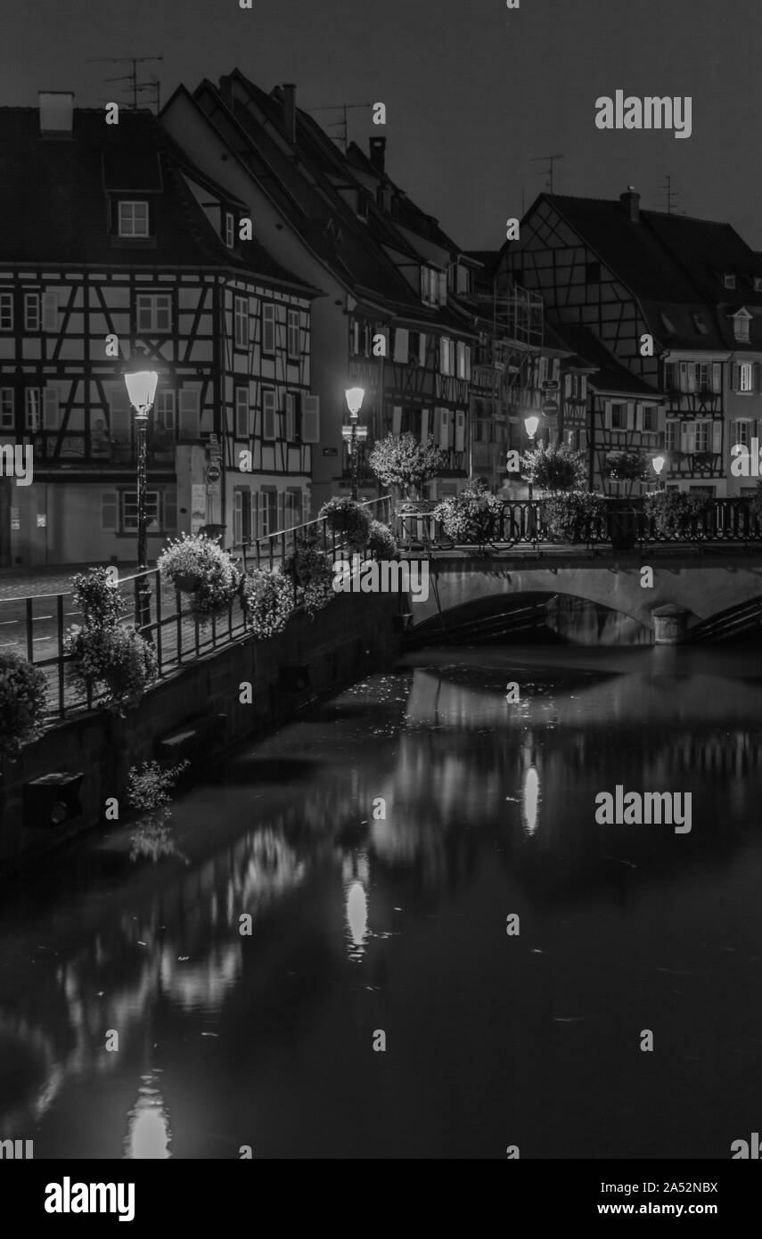 Une photo en noir et blanc de la Petite Venise, à Colmar, dans la nuit. Banque D'Images