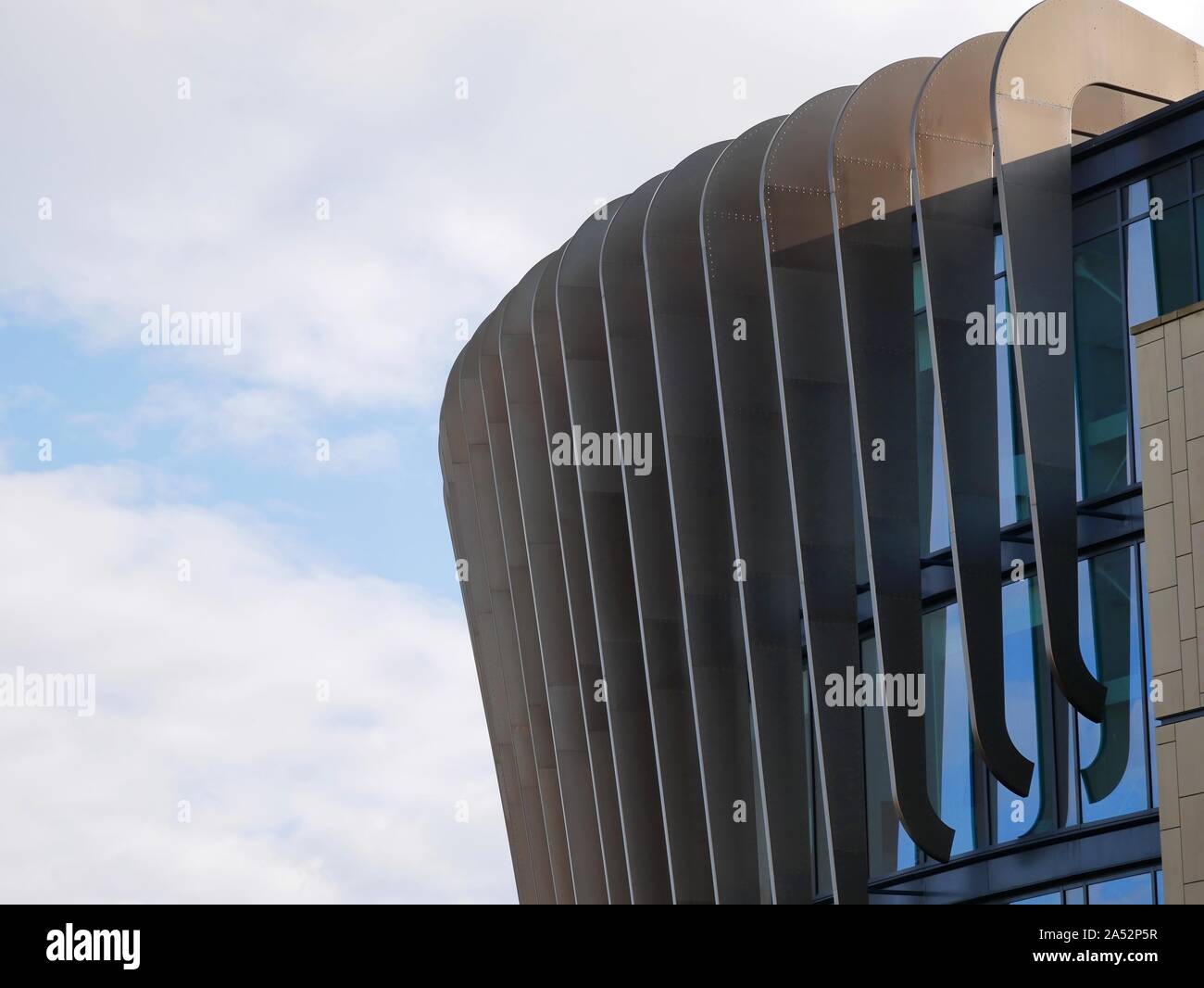 L'ordre décroissant sur les fenêtres des ailettes sur le dessus de l'Université de Huddersfield Oastler building Yorkshire Angleterre Banque D'Images