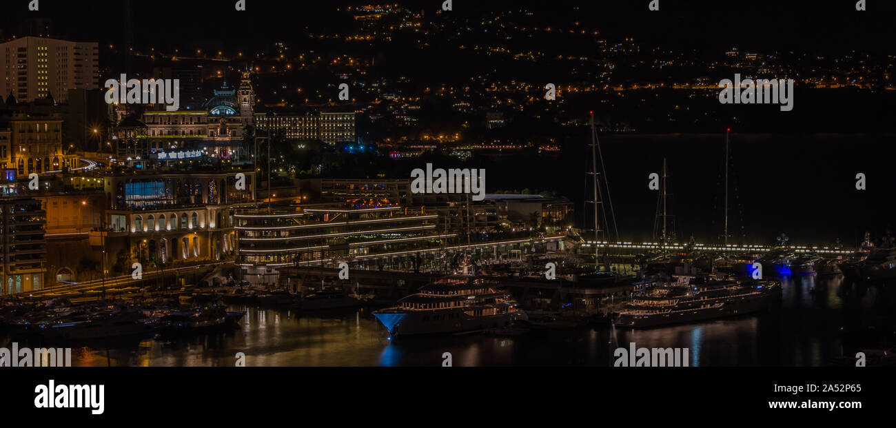 Une photo de l'est de Port Hercule (Monaco) la nuit. Banque D'Images