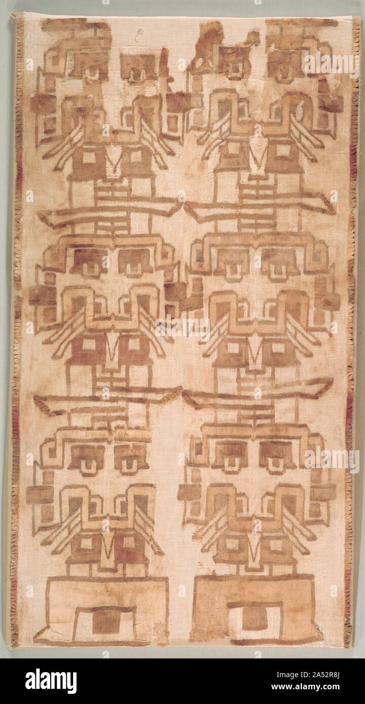 Fragment de textile avec deux têtes à crochets, 500-200 BC. Ces deux rares fragments, de même taille et montées côte à côte, chaque fonctionnalité fanged têtes qui sont reliés par une bande verticale bouche fanged et monter comme une colonne au-dessus d'un grand œil, désincarné. Si trouvés sur la côte sud du désert du Pérou, l'imagerie et le style sont des textiles de Chav&# xe;n, un site dans les montagnes lointaines du Pérou où il y a élaboré une religion si intéressante que ça s'étend à de nombreux autres domaines. Ces têtes sont associés à Chav&# xe;s de divinités, mais peu plus peut être dit de leur sens. Le textile peut avoir servi de wa Banque D'Images