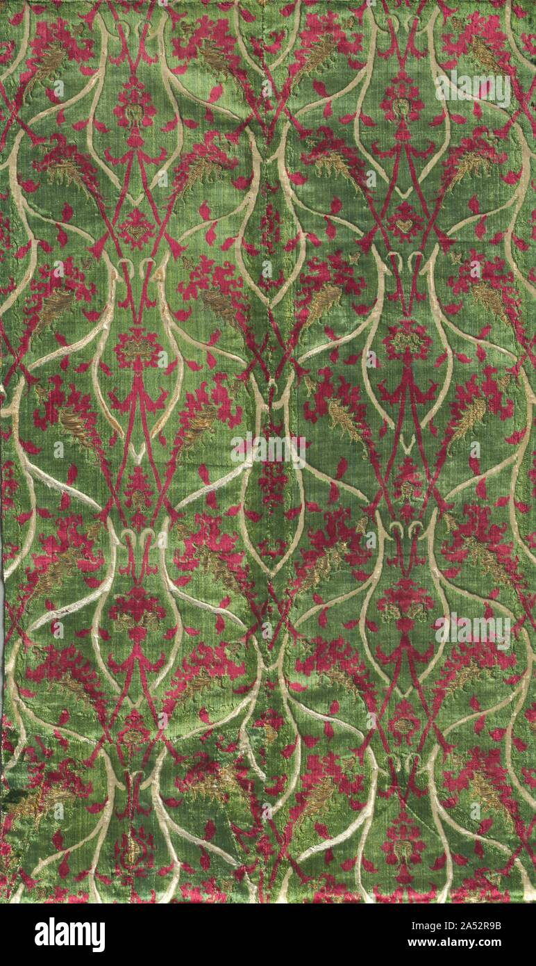 Deux couleurs de velours avec l'or dans un patron à double courbure, 1450-1500. Bien que le velours lisse ont été tissés en Italie à la fin du 13e siècle, velours à motifs polychromes n'étaient pas produites jusqu'à la fin du 14ème siècle. Ce velours avec deux couleurs de pile intègre une quantité limitée de fil d'or coûteuses alors qu'une quatrième couleur, ivoire, est formée par la fondation de l'armure satin, appelé annulé le velours. Feuilles de palmettes composée de fil d'or et de velours cramoisi dominent le patron sur le terrain. pile verte Les palmettes sont disposés dans une courbe qui se chevauchent, modèle populaire en Italie et Banque D'Images