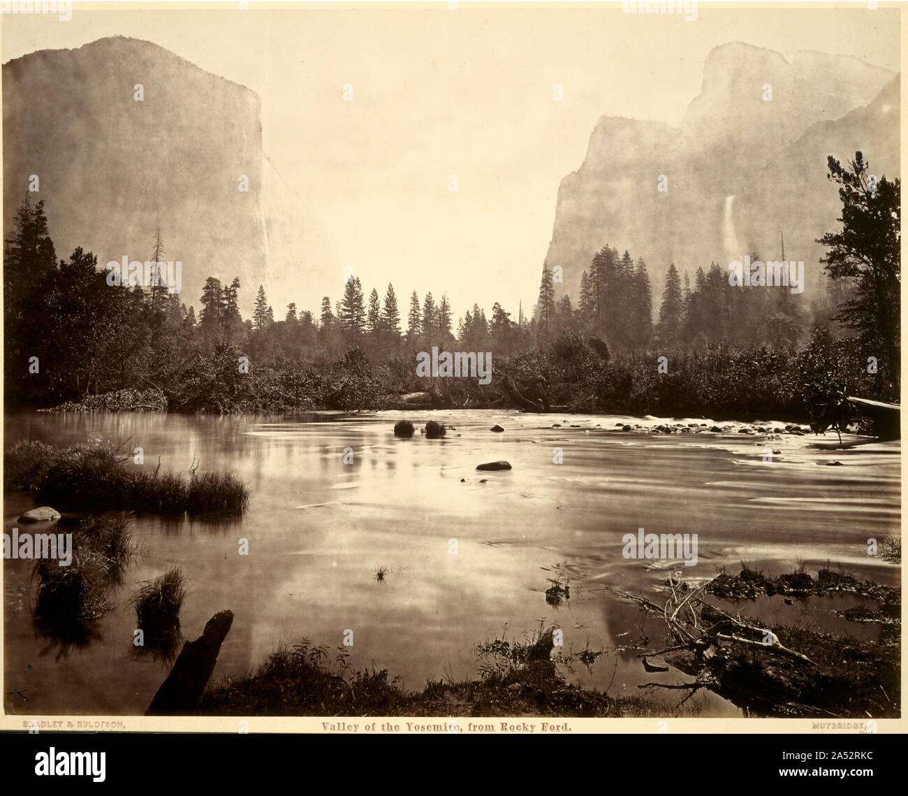 La vallée de Yosemite, de Rocky Ford, 1872. Début d'une longue carrière artistique, distingués par des études historiques et des droits de l'animal, motion Eadweard J. Muybridge créé un groupe remarquable de photographies de la vallée de Yosemite en Californie. Au cours de son deuxième voyage, de juin à novembre 1872, il a fait ses plus importants et de nombreuses photographies de paysages, de nombreuses prises avec mammoth négatifs sur plaque de verre de 51 x 24 pouces. Cette image de la vallée de Rocky Ford est l'un de ses plus lumineux et de vues sublimes. Prises au début de la lumière du matin, ce soigneusement encadrés Banque D'Images