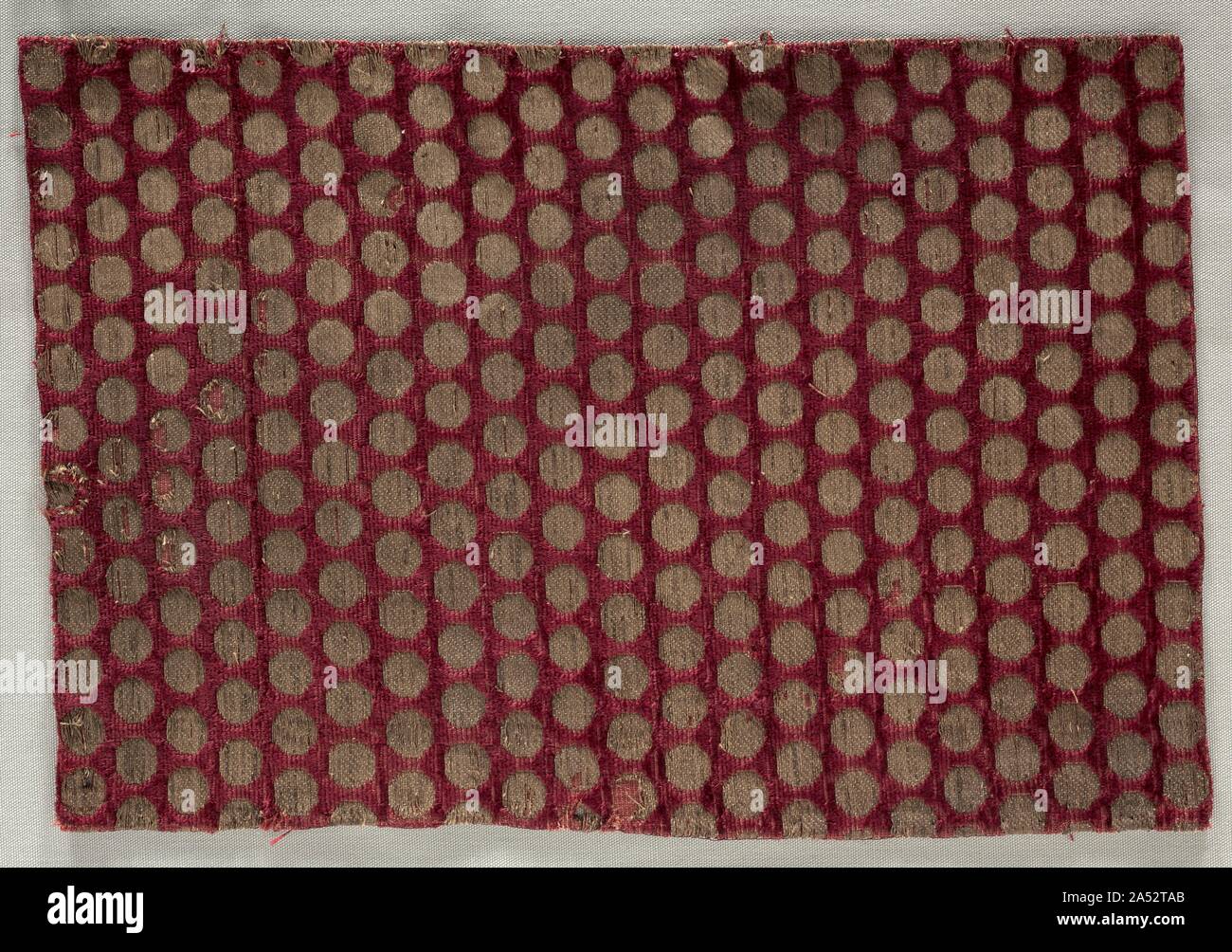 Velvet avec disques d'or, à la fin de 1200s ou plus tôt. Velours de soie avec de riches tas est l'un des plus somptueux et prestigieux, en particulier lorsque les tissus ornée de fil d'or. C'est l'un des premiers le velours. Un inventaire de 1295 le Pape Boniface VIII comprend "un morceau de velours rouge le tartre avec disques d'or", qui se réfère probablement à ce modèle en velours. Elle est attribuée à l'Iran, éventuellement à Tabriz où résidaient les agents italiens et aurait pu fournir le transfert de technologie en velours de soie à l'Italie. Bien que l'origine est incertaine, de velours velours de soie avec une pile de soie w warp Banque D'Images
