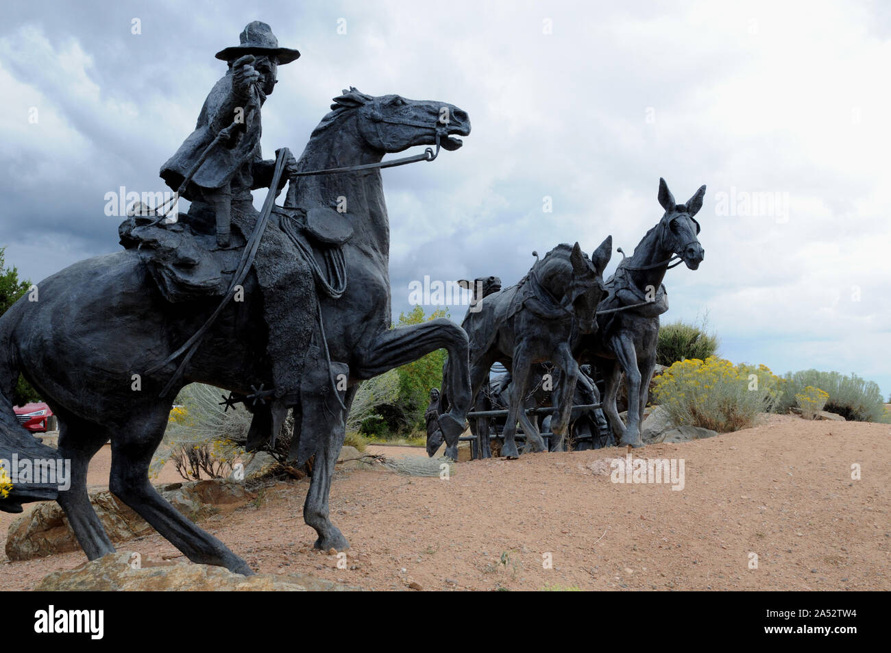 La sculpture intitulée "Journey's End" montre l'arrivée d'une entrée en caravane Santa Fe Santa Fe. Elle a été coulée en bronze par Reynaldo 'Sonny' Rivera. Banque D'Images