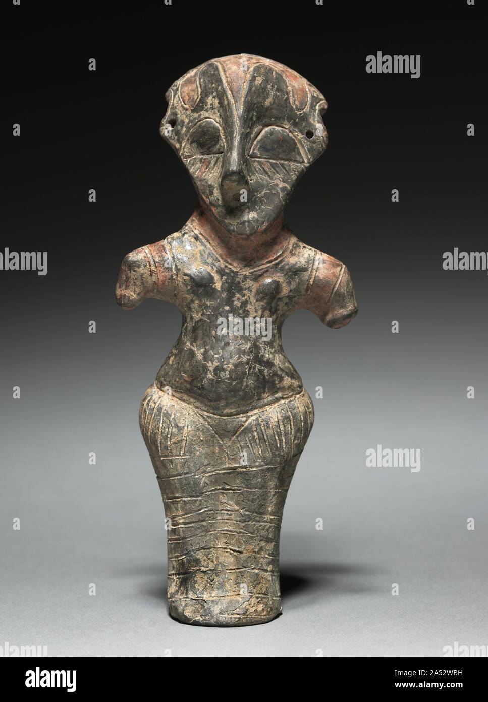 Vinca Idol, 4500-3500 BC. Cette statuette, probablement un culte idol, dates au Néolithique qui a vu le développement de l'agriculture et des droits de la technologie. C'est extraordinairement bien conservé et découle de la colonie à Vinca en Serbie moderne. Cette culture florissante a été la plus grande connue en Europe à l'époque, s'étend le long du Danube dans les Balkans et en Europe centrale. Des milliers de statuettes d'argile ont été découverts dans la région de peuplement Vinca évocateurs de la magie intense-pratiques religieuses au sein de la culture Vinca. Cette statuette anthropomorphe, est en forme humaine ou, et je Banque D'Images