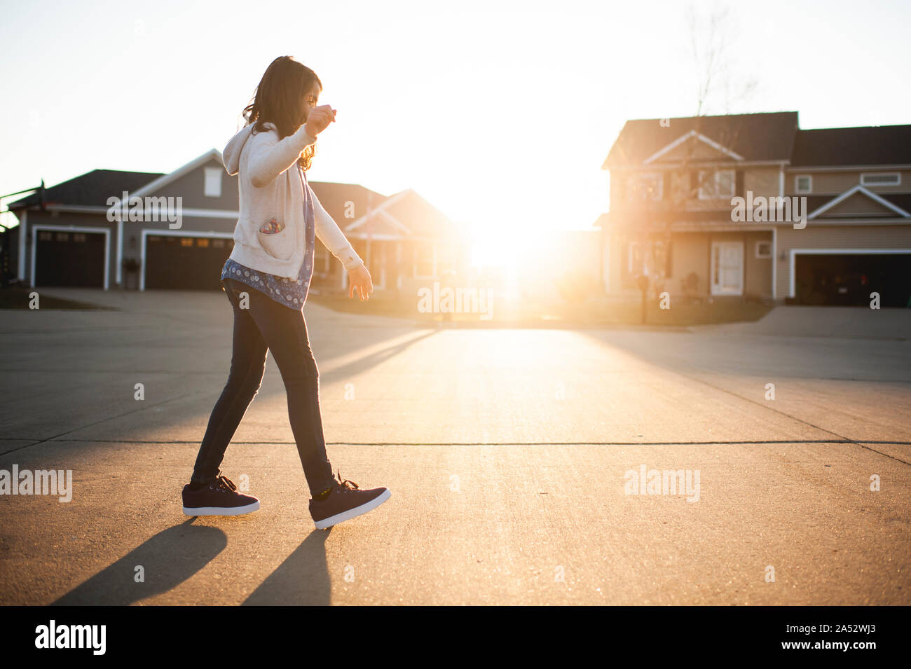 Teen girl patinage au voisinage de la rue jolie lumière Banque D'Images