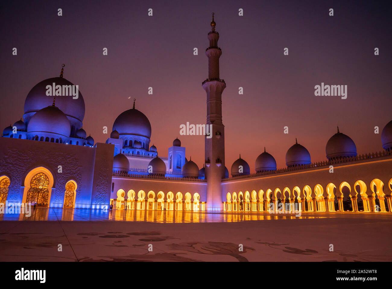 Grande Mosquée à Abu Dhabi à l'heure bleue avec nouvelle lune Banque D'Images