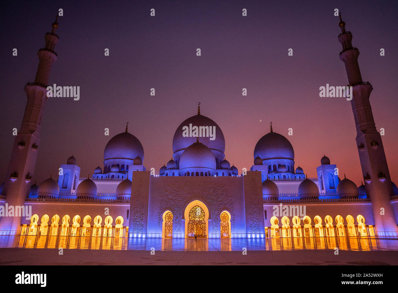 Grande Mosquée à Abu Dhabi à l'heure bleue avec nouvelle lune Banque D'Images