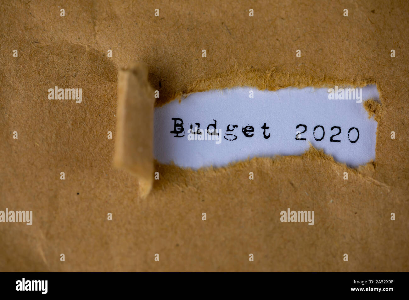 Le texte, le budget 2020 apparaît derrière le papier marron déchiré Banque D'Images