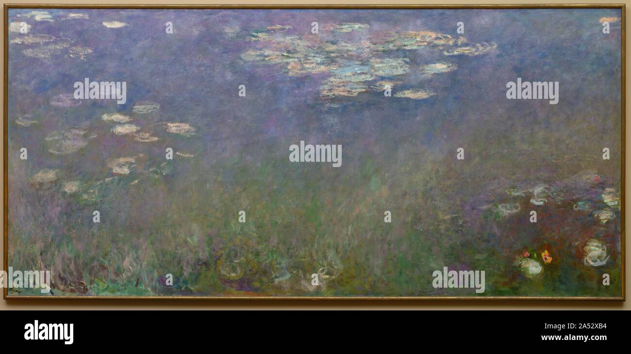 Water Lilies (Agapanthus), ch. 1915-26. Monet a passé les trente dernières années de sa vie à peindre l'étang aux nénuphars, dans sa maison de Giverny, une petite ville sur la Seine, juste au nord de Paris. Alors que sa première exploration du thème de l'eau lily (1902-8) a produit des œuvres plus petites plus descriptives d'un jardin, le dernières peintures portant sur l'eau scintillante de la surface, indiquant les arbres environnants et d'une banque que par réflexion. Ici la réflexion et la fusion de réalité à coups de bleu, violet et vert. Frondes de plantes de l'eau sous l'emprise et les nuages sont consignées ci-dessus. Par 1 Banque D'Images