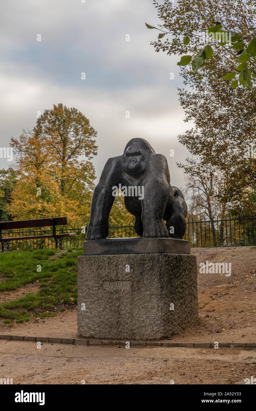 Statue d'un gorille à Crystal Palace Park dans le sud de Londres avec des arbres avec les feuilles d'automne dans l'arrière-plan Banque D'Images