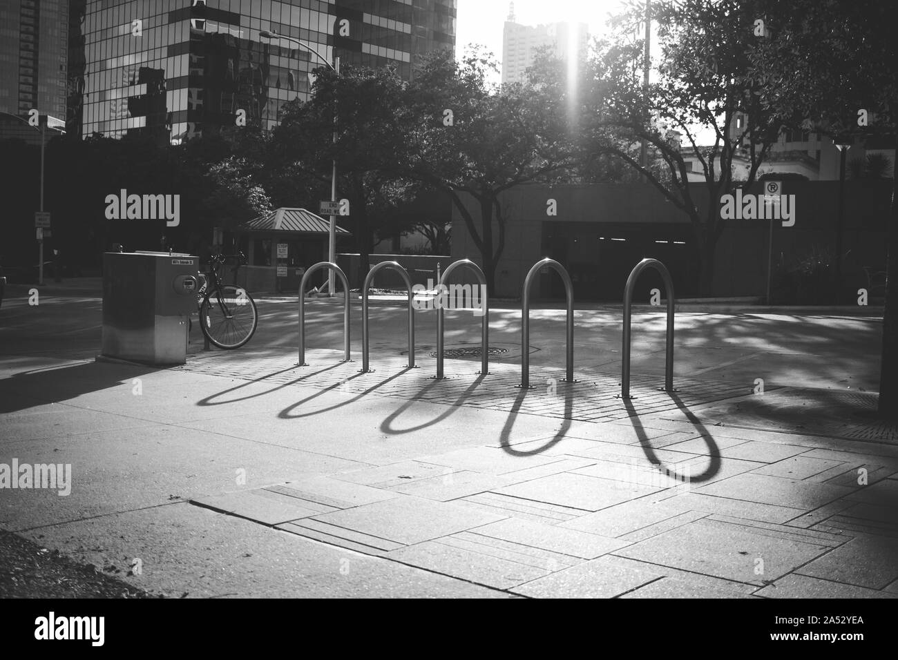 Porte vélo à Austin, Texas noir et blanc Banque D'Images