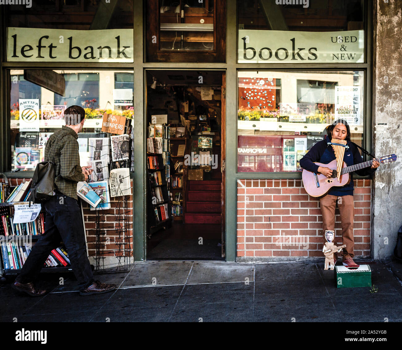 Musicien de rue joue à l'extérieur book store à Pike Place Market, Seattle Banque D'Images