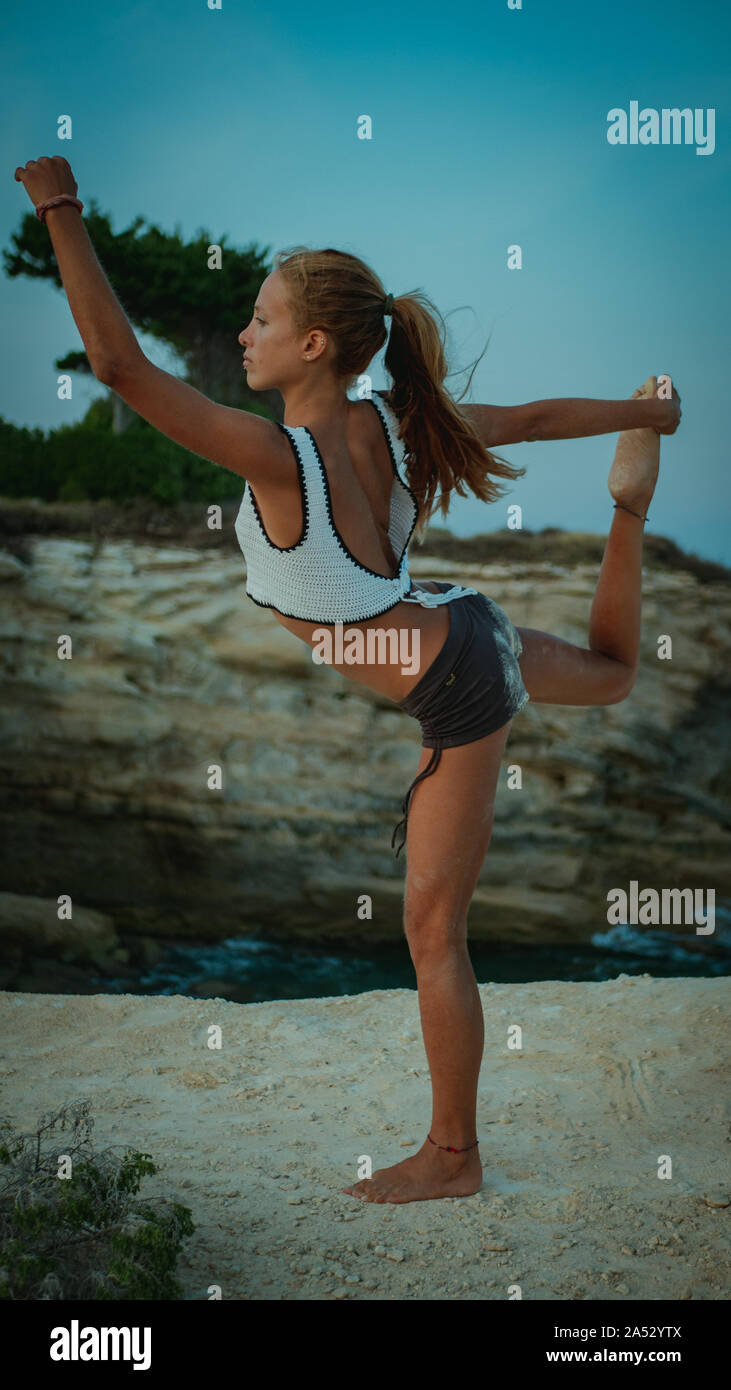 Gorgeous girl practicing yoga dans la réserve naturelle Banque D'Images