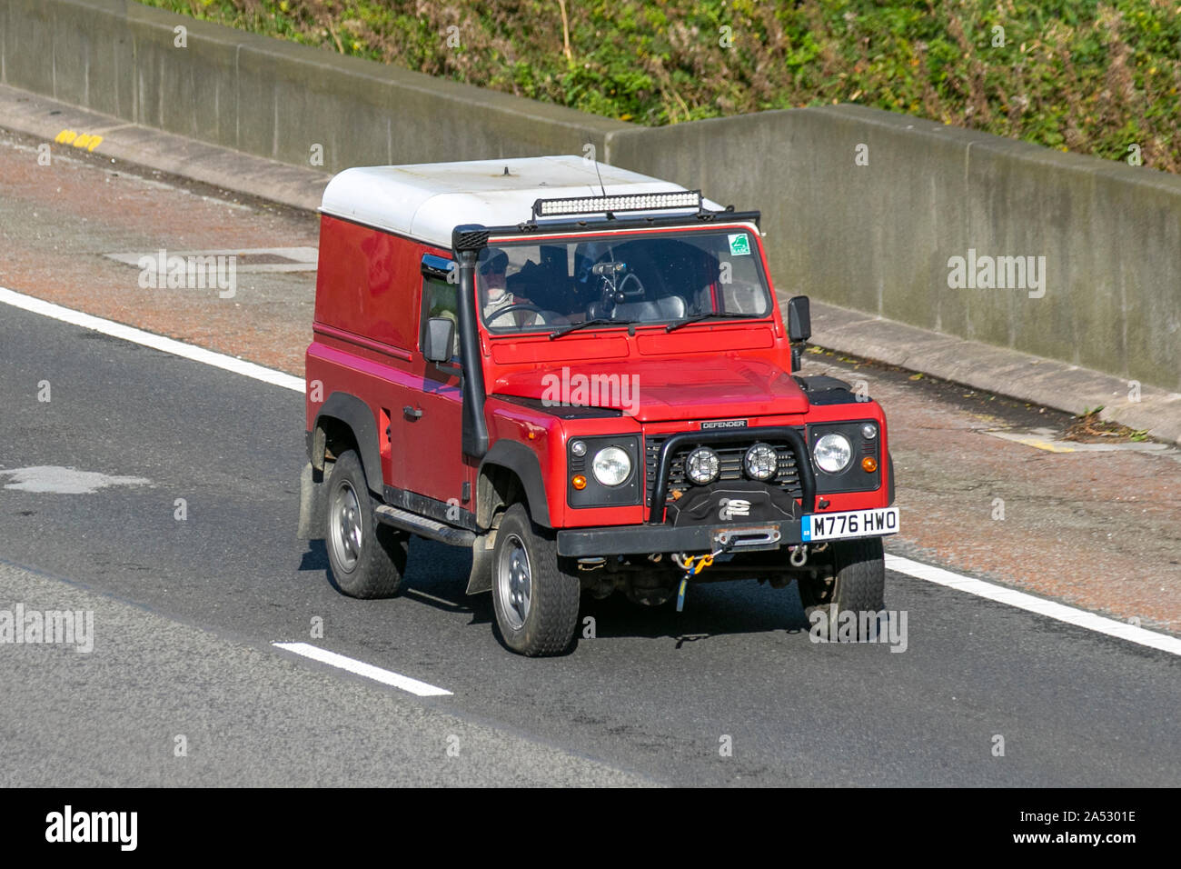 1994 Land Rover 90 Defender TDI ; avec échappement en plongée libre, circulation automobile britannique, transport, voitures modernes et berline, direction sud sur l'autoroute   à 3 voies. Banque D'Images