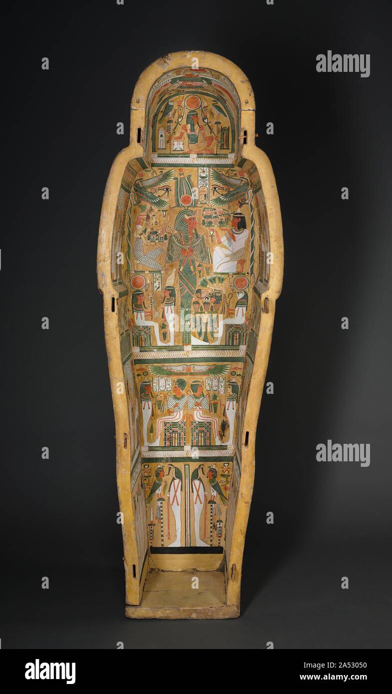 Cercueil de Bakenmut, ch. 1000-900 BC. Le cercueil de Bakenmut est l'un des plus beaux exemples de cercueils en bois peint faite pour les prêtres d'Amen et leurs familles à Thèbes durant 21 Dynastie DYNASTIE et au début 22. Les pharaons de cette époque n'étaient plus enterré dans la Vallée des Rois, mais au lieu des tombeaux construits dans le Delta, très au nord, où ils résidaient. La sécurité a été laxiste dans la nécropole thébaine. Les cercueils et produits funéraires des riches citoyens de Thèbes ont été placés dans des tombes familiales non décoré et couper dans les falaises sur la rive ouest du Nil. Tous les soins et détails Banque D'Images