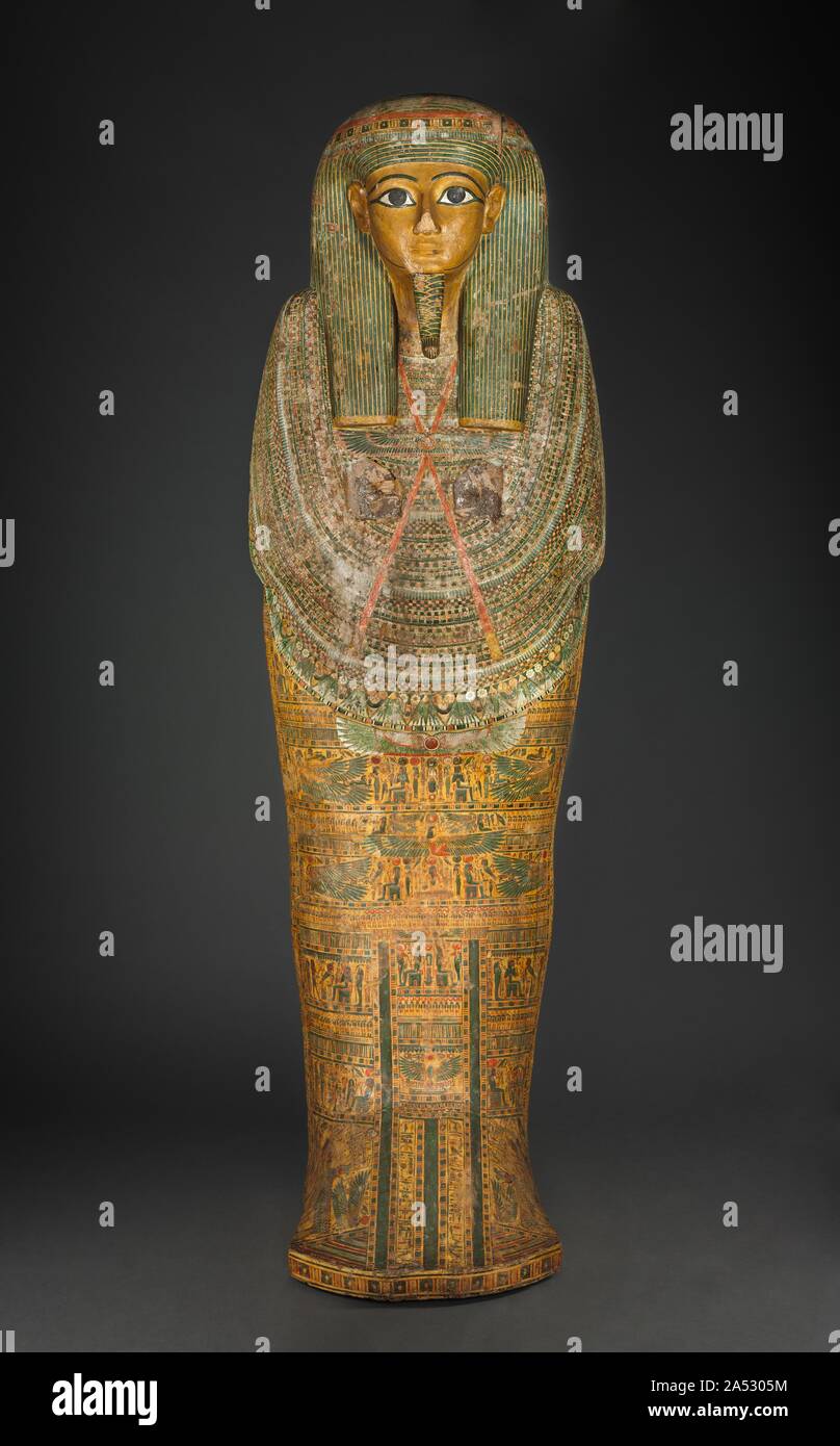 Cercueil de Bakenmut (couvercle), ch. 1000-900 BC. Le cercueil de Bakenmut est l'un des plus beaux exemples de cercueils en bois peint faite pour les prêtres d'Amen et leurs familles à Thèbes durant 21 Dynastie DYNASTIE et au début 22. Les pharaons de cette époque n'étaient plus enterré dans la Vallée des Rois, mais au lieu des tombeaux construits dans le Delta, très au nord, où ils résidaient. La sécurité a été laxiste dans la nécropole thébaine. Les cercueils et produits funéraires des riches citoyens de Thèbes ont été placés dans des tombes familiales non décoré et couper dans les falaises sur la rive ouest du Nil. Tous les soins et d Banque D'Images