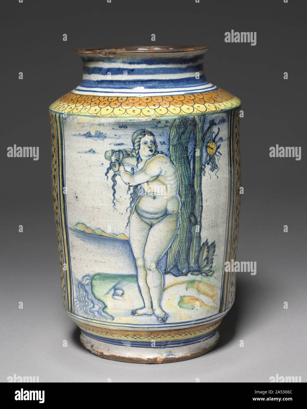 Pot de stockage cylindriques : Venus au bord de la mer, ch. 1507-1510. La scène représentée sur ce navire, la déesse Vénus sortant de la mer et sécher ses cheveux, est basée sur une gravure de Marcantonio Raimondi datée du 11 septembre 1506 /. Alfred Pringsheim était un collectionneur juif allemand. Au cours de la nuit de cristal, en novembre 1938, les SS ont saisi Pringsheim's collection majolique de son domicile à Munich. Il a été stocké dans l'annexe de l'Bayerishches National Museum, Munich. En mars 1939, le Ministère allemand de l'échange d'exportation autorisée Pringsheim's collection majolique à Londres pour vente aux enchères à Sotheby's, Banque D'Images